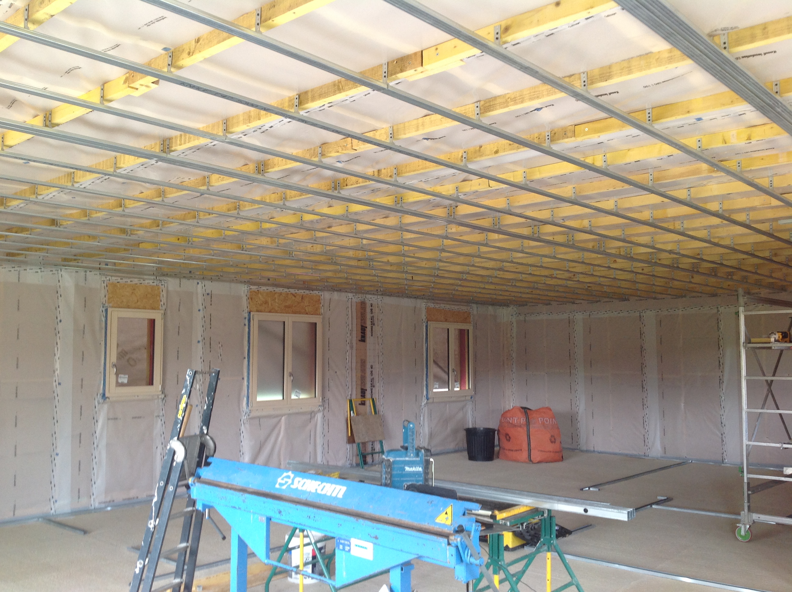 Cloison et faux-plafond posés par Alain Eme Menuiserie près de Besançon