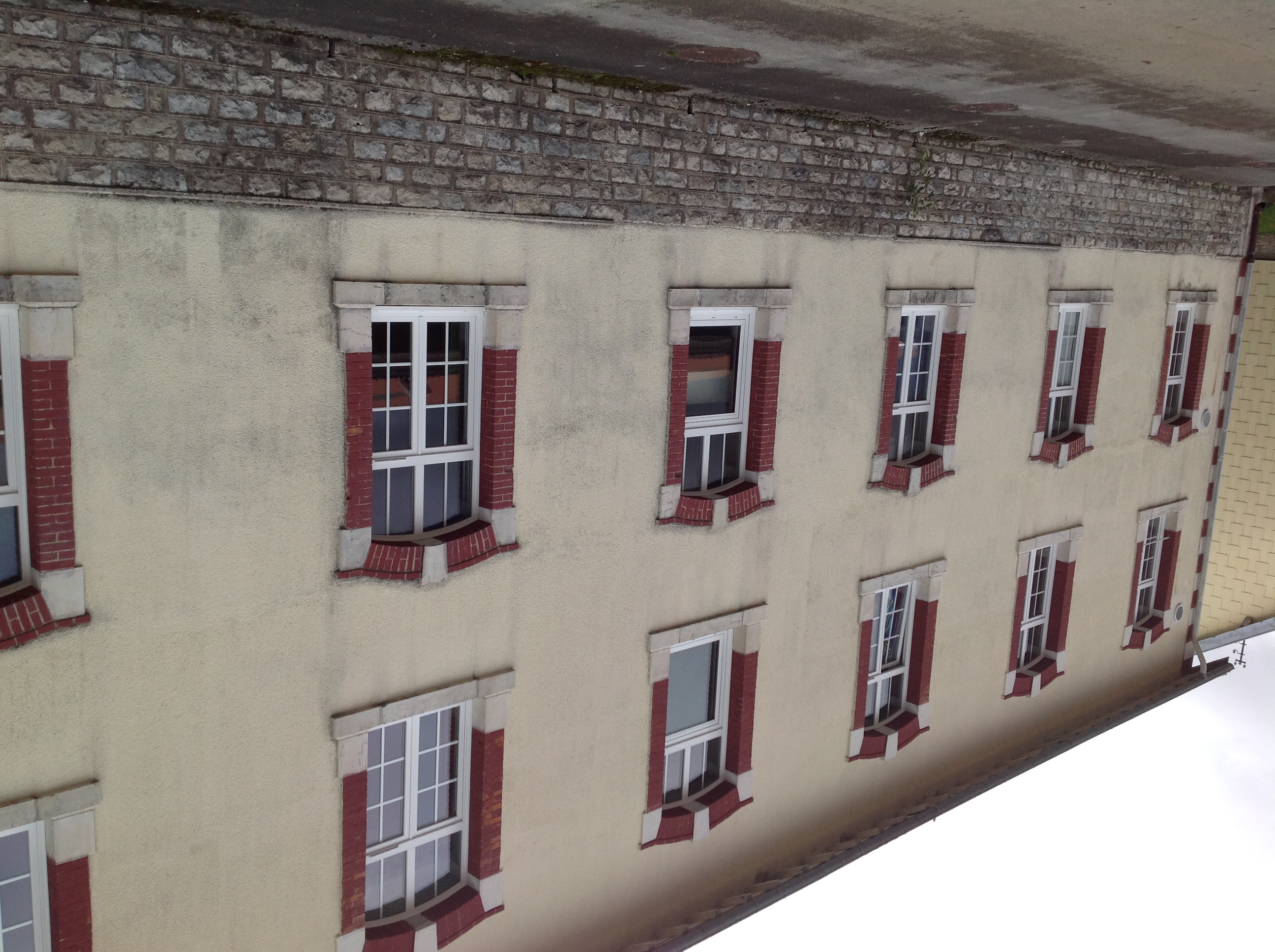 Volets battants aluminium sur une maison bisontine