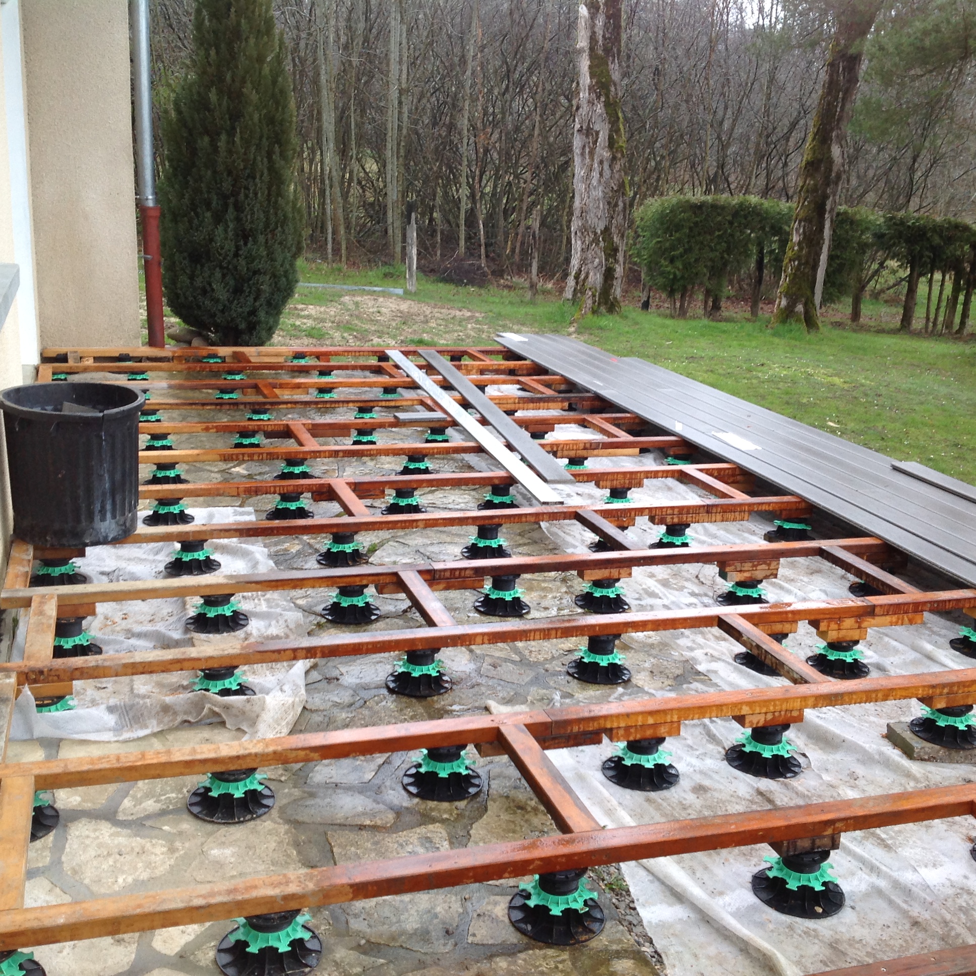 Terrasse en bois composite posée par Alain Eme Menuiserie près de Besançon
