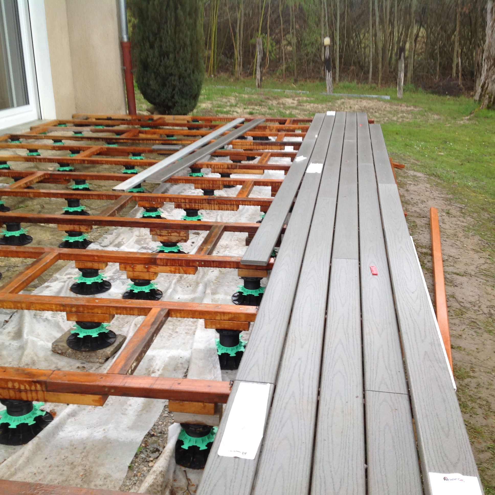 Terrasse en bois composite posée par Alain Eme Menuiserie près de Besançon
